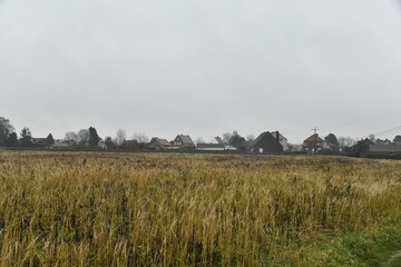 Paysage rural et plat sous la bruine battante &agrave; Frasnes-Lez-Gosselies (Charleroi) 