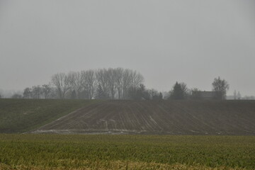 Paysage rural et plat sous la bruine battante &agrave; Frasnes-Lez-Gosselies (Charleroi) 