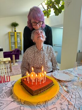 M&egrave;re et fille f&ecirc;tant les 90 ans de la maman
