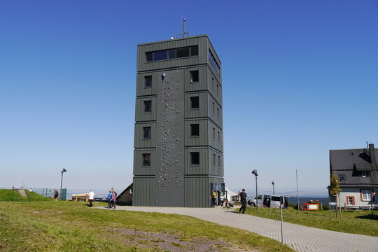 Aussichtsturm und Kletterturm auf dem Gro&szlig;en Inselsberg im Th&uuml;ringer Wald am Rennsteig