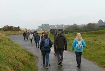 Obraz premium Groupe de randonneurs seniors sur le sentier GR34 en Bretagne