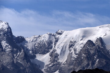 Fototapeta premium Ak-Sai-Tal - Schneebedeckte Gipfel des Tian-Shan-Gebirges 