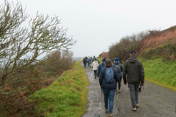 Groupe de randonneurs seniors sur le sentier GR34 en Bretagne