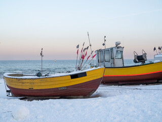 Rybackie łodzie stojące na śniegu © EwaAF