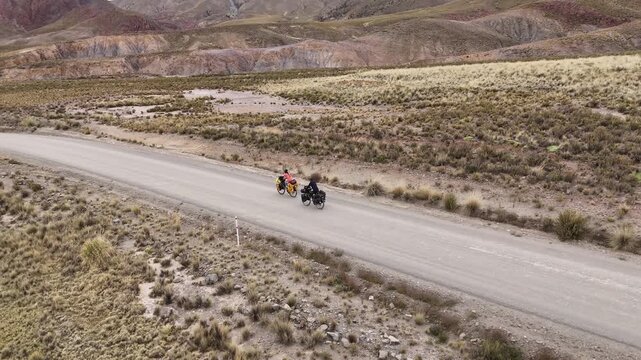Pareja viajera bicicleta ripio tierra cerros Jujuy Argentina