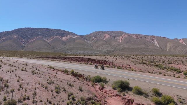 Pareja viajera ruta bicicleta Gigantes Dormidos Jujuy Argentina