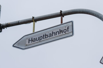 Fototapeta premium Hauptbahnhof street sign directing to main train station