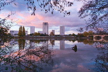 Coucher de soleil aux teintes roses sur le quartier Malakoff et ses reflets dans la Loire, Nantes, France