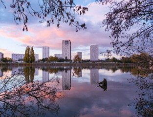 Coucher de soleil aux teintes roses sur le quartier Malakoff et ses reflets dans la Loire, Nantes, France