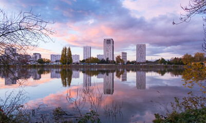 Coucher de soleil aux teintes roses sur le quartier Malakoff et ses reflets dans la Loire, Nantes, France
