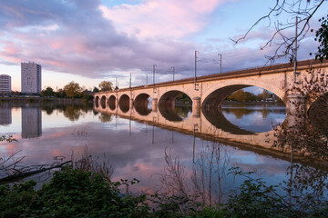 Coucher de soleil aux teintes roses sur le quartier Malakoff et ses reflets dans la Loire, Nantes, France