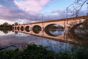 Coucher de soleil aux teintes roses sur le quartier Malakoff et ses reflets dans la Loire, Nantes, France
