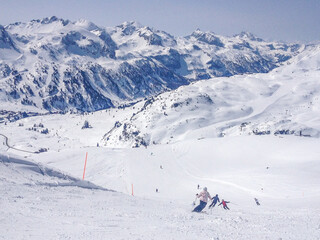 Skifahrer auf Skipiste im Winter