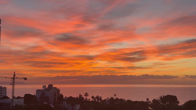 colores del atardecer y amanecer . cielos con nubes y colores m&aacute;gicos 