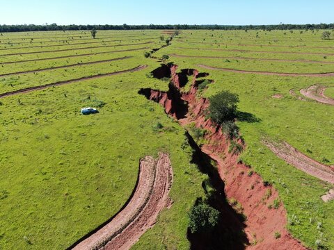 Grande eros&atilde;o causada pela a&ccedil;&atilde;o das chuvas em &aacute;rea de desmatamento para o cultivo de lavoura