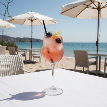 Copo de Sangria Ros&eacute; com Frutas em Mesa de Linho: de um Restaurante &agrave; Beira-Mar