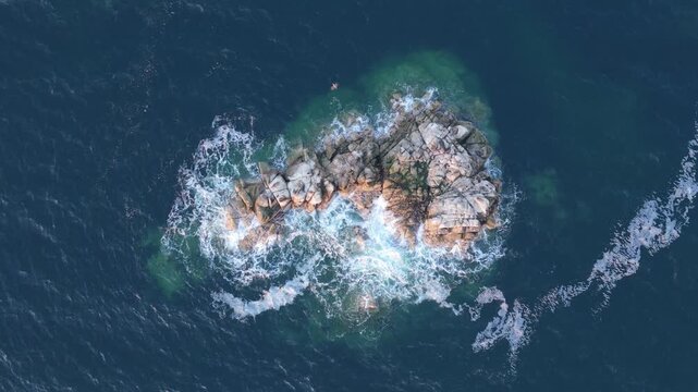 Isla rocas cenital oceano Pac&iacute;fico Chile