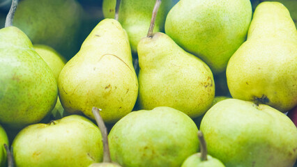 A bunch of green pears are piled up © Amjianto