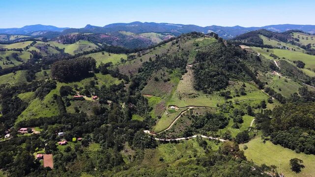 Serenidade nos chal&eacute;s da Serra: Um Para&iacute;so Escondido em Minas Gerais. Serenity in the Mountains: A Hidden Paradise in Minas Gerais
