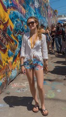Frau in kurzer Kleidung vor Graffiti Wand, Sommer, Farben