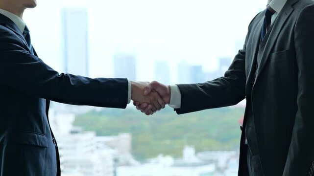 握手をするビジネスパーソン