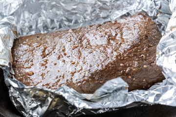 ローストビーフ調理シーン。包んでいたアルミホイルを開ける。