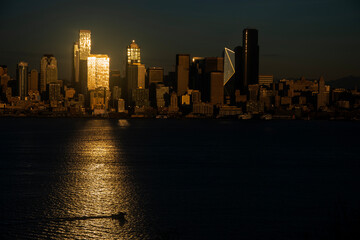 Obraz premium Reflected sunset in Seattle skyline and Elliot Bay