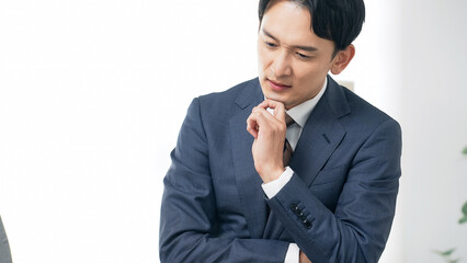 考える、疑問、悩む、ビジネスパーソン、不安、心配、男性、不満、問題、トラブル、ビジネス、スーツ、仕事、職場、オフィス、会議、ミーティング、打ち合わせ、白バック、悩み、迷う、シリアス、課題、企業、会社員、サラリーマン、人材、思考、検討、経営、ビジネスマン、日本人、働く、研修、相談、商談、表情、真剣、ビジネスシーン、営業、コピースペース、30代、20代、若い、室内、上司、悔しい、失敗、後悔、人物