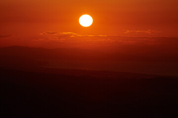 赤く染まる日没間際の太陽と夕焼けの空01