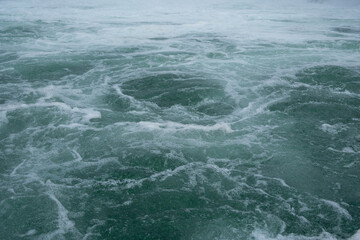 Fototapeta premium The water is choppy and the waves are crashing against the shore