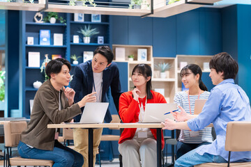 オフィスでミーティングをするエンジニア