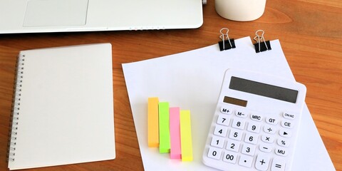 ビジネスイメージ　書類作成　デスクワーク