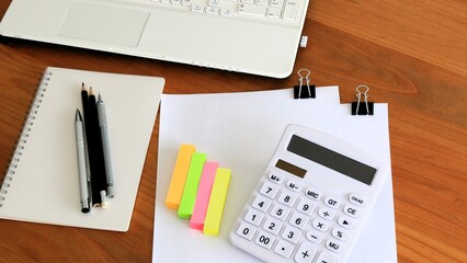 ビジネスイメージ　書類作成　デスクワーク