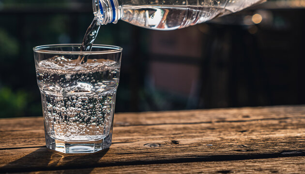 炭酸水をグラスに注ぐ様子