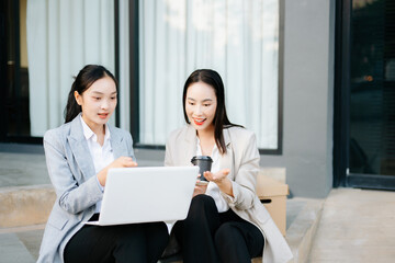 Obraz premium Asian businesswomen discussing career planning and new job opportunity with laptop, teamwork collaboration, professional consulting