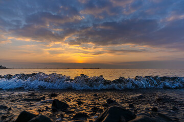 夜明けの浜に寄せる波20170101