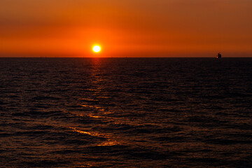 海からの日の出と朝焼けの波間と水平線20240105