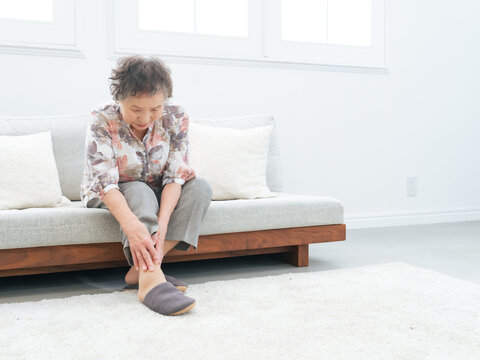 足が痛む高齢女性