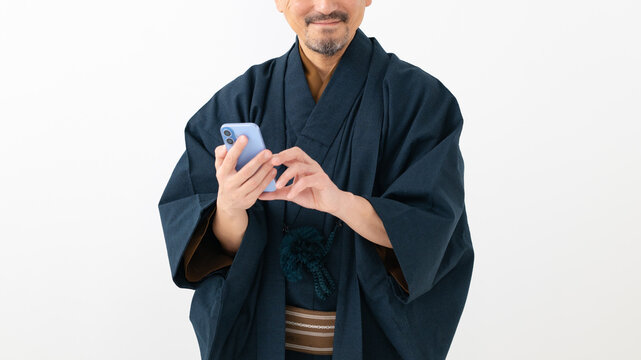 スマホを見る男性