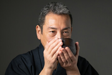 お茶を飲む中年男性