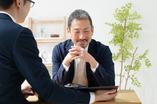 カーディーラー　営業マン　商談