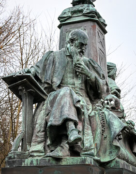 Statue of Lord Kelvin beside the River Kelvin near the University of Glasgow