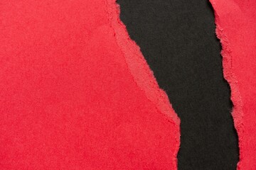 破れた赤色と黒色の画用紙