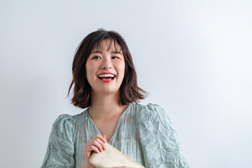 財布を持ち微笑む女性