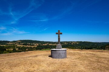 Croix catholique devant un paysage (Saint-Pierre-le-Chastel, Puy-de-D&ocirc;me)