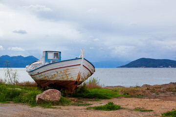 vaccia barca abbandonata in spiaggia