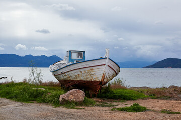 vecchia barca da pesca sulla spiaggia