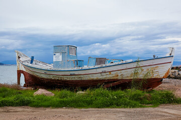 barca da pesca vecchia e abbandonata in spiaggia