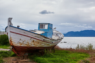 vecchia barca rovinata in spiaggia