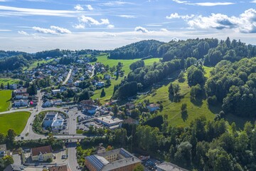 Fototapeta premium Grafenau, die älteste Stadt im Bayerischen Wald aus der Vogelperspektive